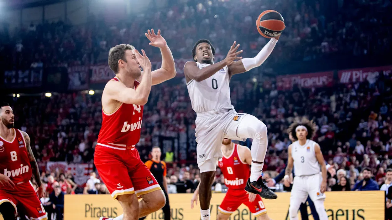 Paris ? "Jamais de ma vie je n'ai vu un basket plus insolite, étrange et... vertigineux"