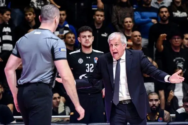 Zeljko Obradovic prie les supporters du Partizan de se tenir à carreau pour obtenir une Licence A