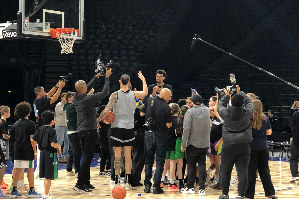 Dans les coulisses de la folie du media day des Spurs et de la NBA House (4/7)