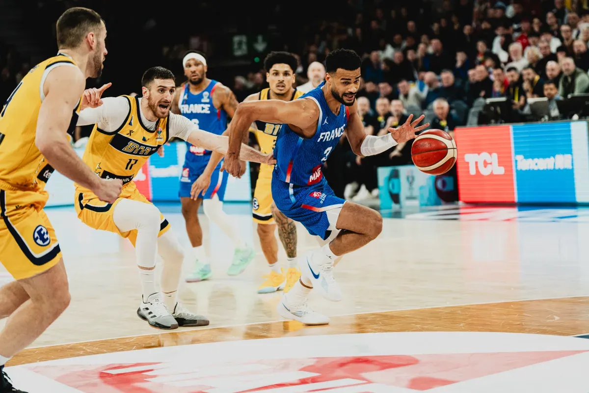 Elie Okobo donne la victoire à la France au finish sur la Bosnie