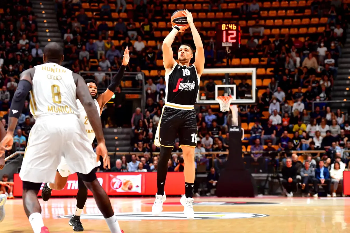 La Virtus Bologne C L Bre Sa Premi Re Victoire En Euroleague Depuis