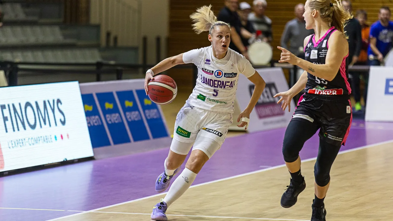 Un maillot du Tango Bourges Basket contre les violences faites aux femmes